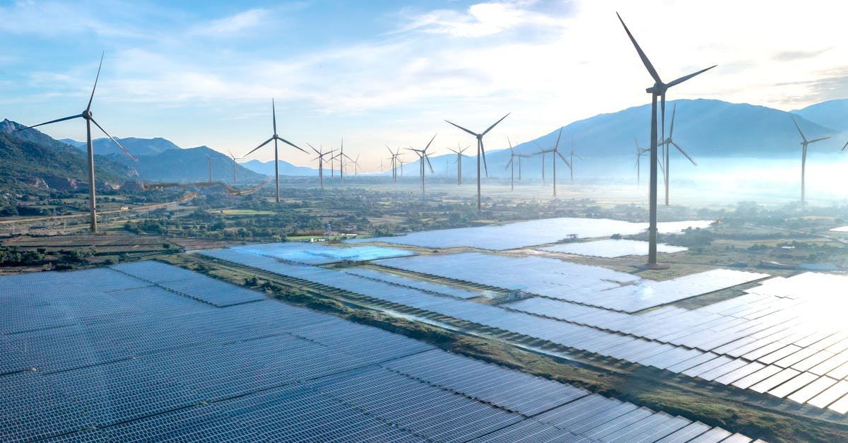 Synergie aus Wind und Sonne: So entsteht zuverlässige Grünstrom‑Power rund um die Uhr