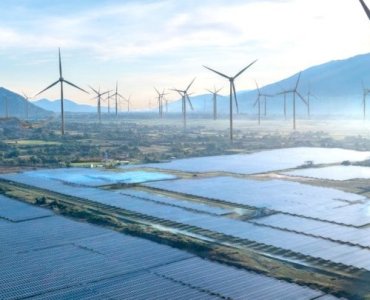 Synergie aus Wind und Sonne: So entsteht zuverlässige Grünstrom‑Power rund um die Uhr