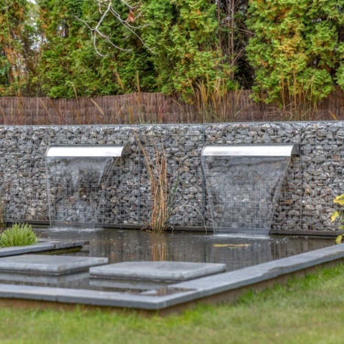 Wasser im Garten gestalten mit Gabionen