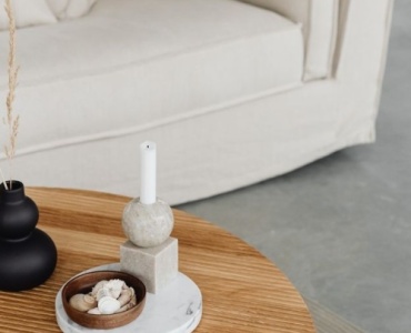 Neuer Glanz fürs Wohnzimmer: So veredelst du deinen Couchtisch mit Holzbeize