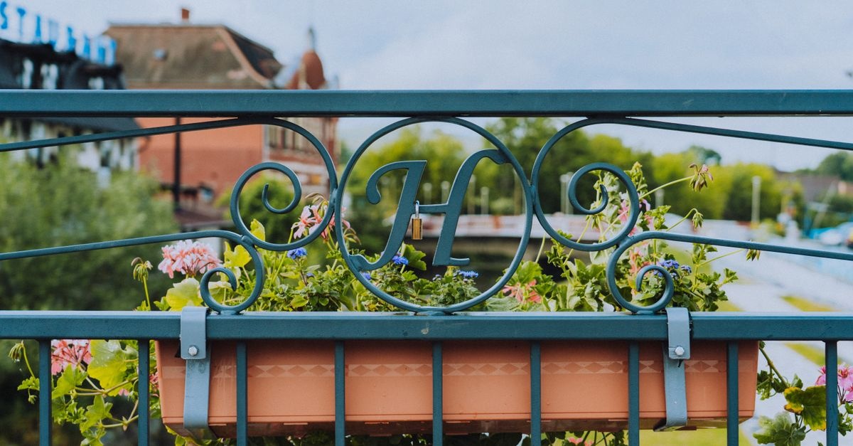 Balkon im Höhenflug: Inspirierende Ideen für hängende Blumentöpfe am Geländer