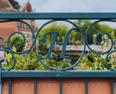 Balkon im Höhenflug: Inspirierende Ideen für hängende Blumentöpfe am Geländer