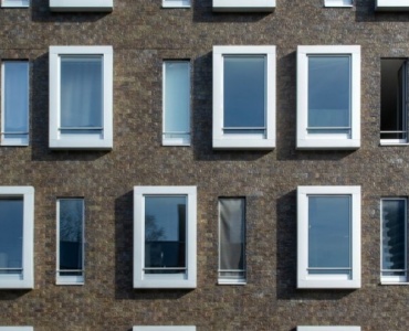 Wärme drinnen, Kälte draußen: Undichte Fenster abdichten – einfach und effektiv